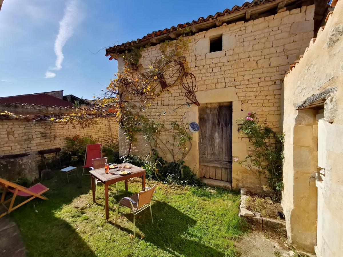 La Maison De Thomas Saint-Amant-de-Boixe Eksteriør billede