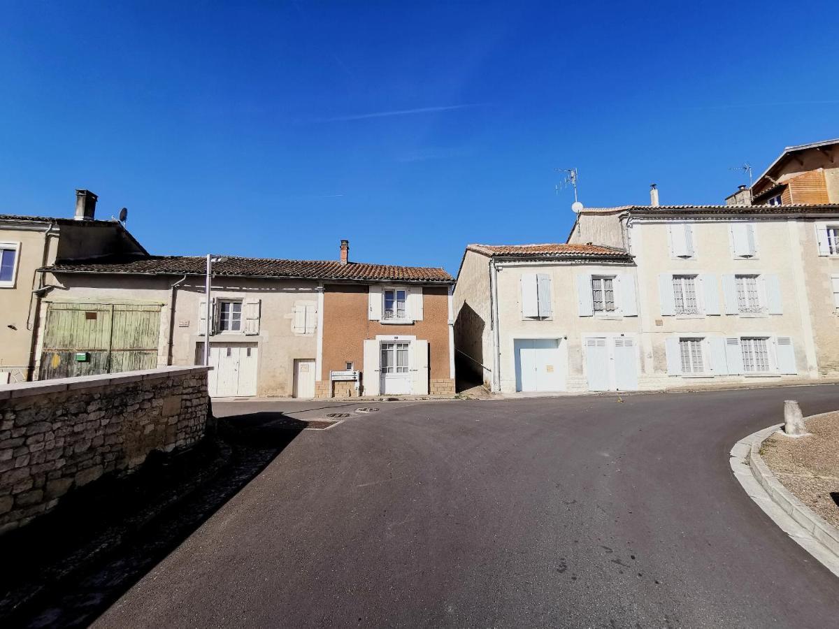 La Maison De Thomas Saint-Amant-de-Boixe Eksteriør billede