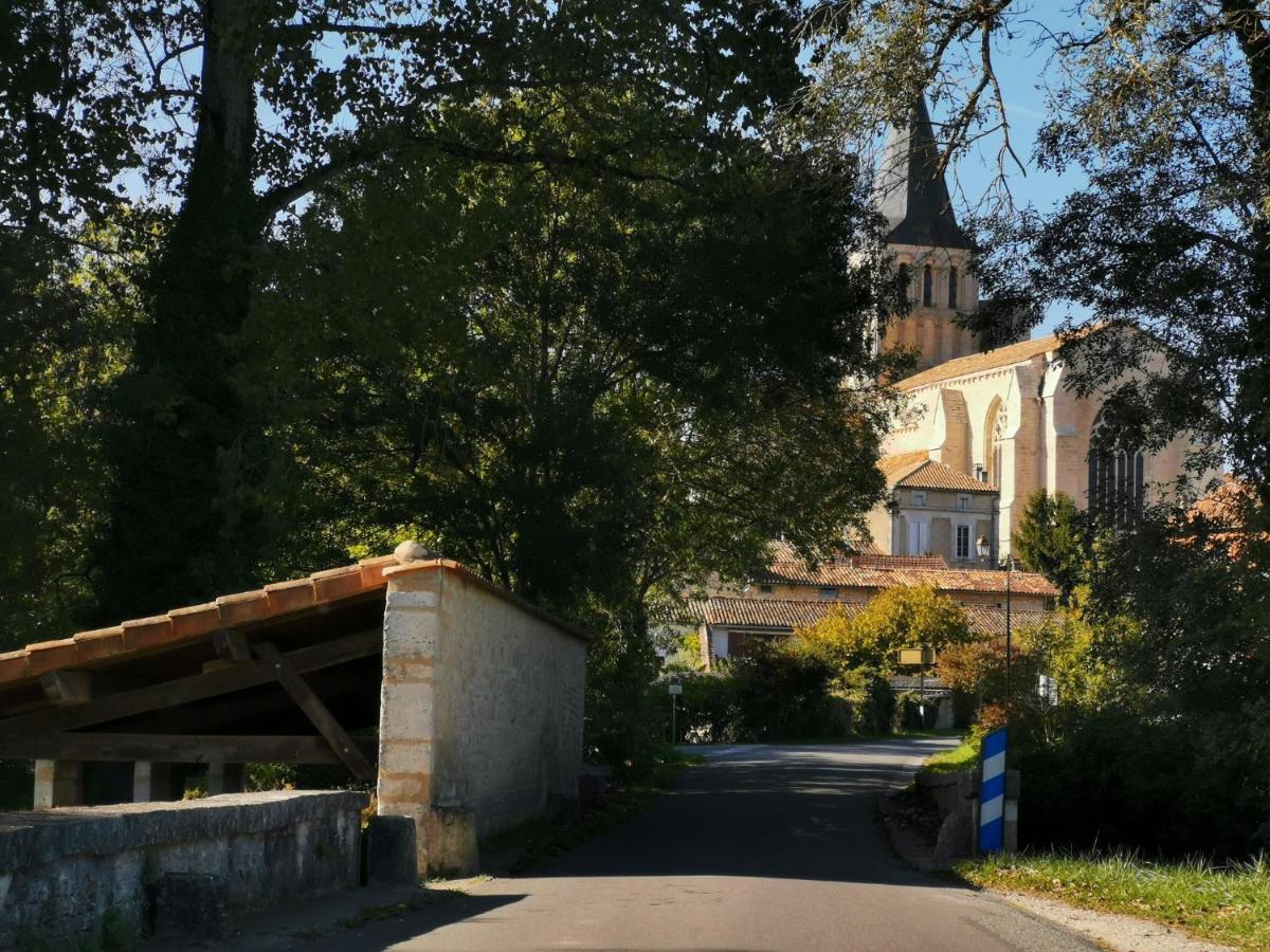 La Maison De Thomas Saint-Amant-de-Boixe Eksteriør billede